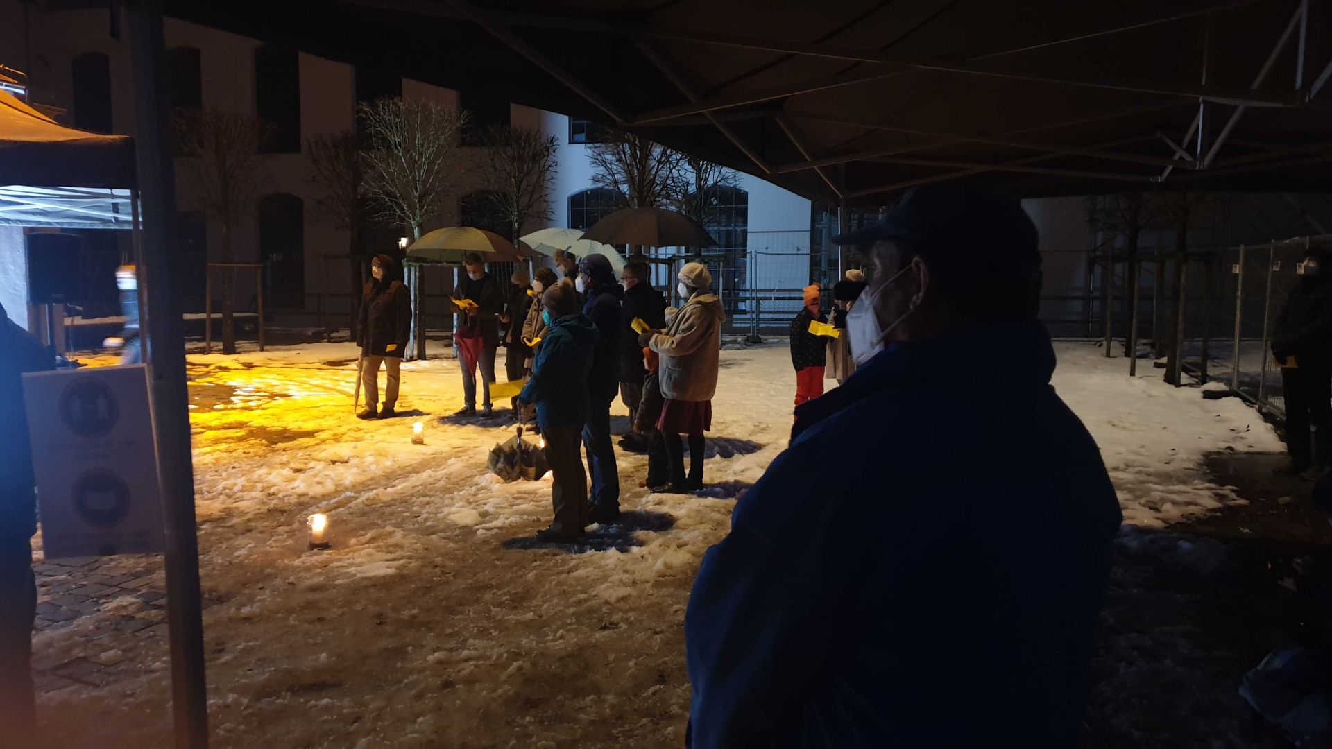 Foto der Besucher des Gottesdiensts unter dem Erba Kamin