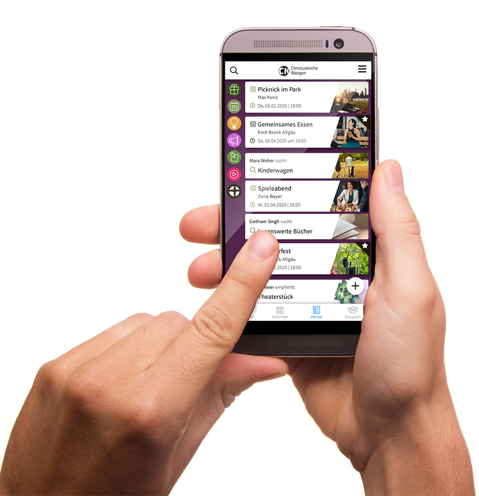Ein Smartphone wird in der Hand gehalten, darauf ein Screenshot der Communi-App des Allgäuer Berzirks